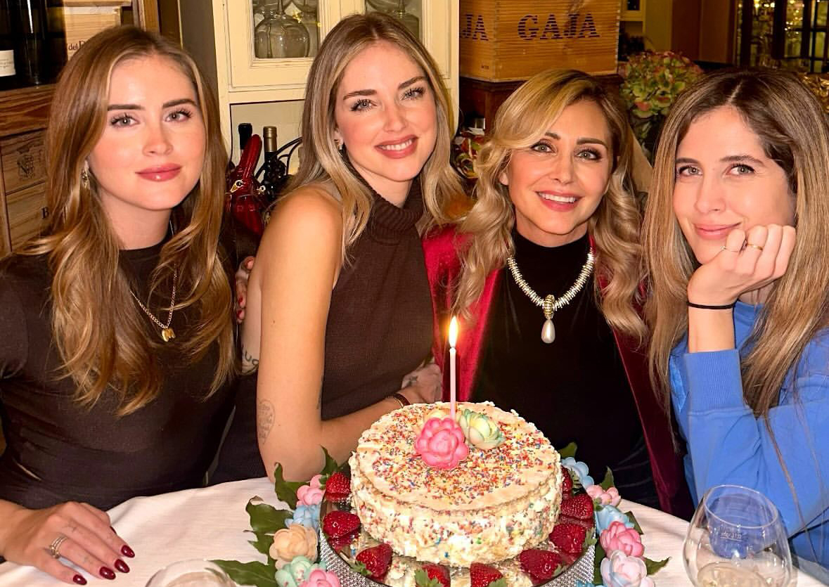 ”Grazie a te non ho mai smesso di lottare”: Chiara Ferragni festeggia con le sorelle i 63 anni della mamma Marina, foto – Gossip.it