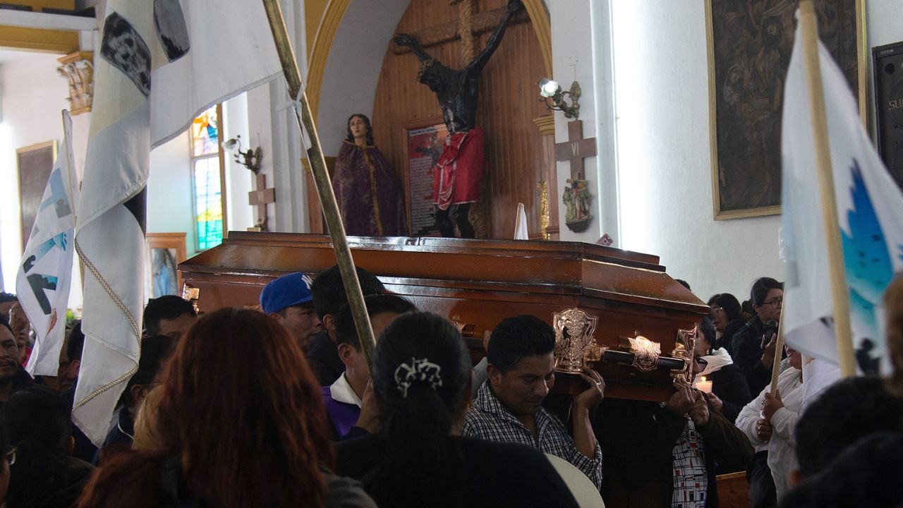 Le quitan la vida a sacerdote en México al salir de misa; Iglesia pide justicia » Naijapopstar